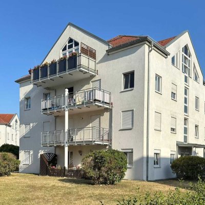 Helle Wohnung mit großem Balkon und Einbauküche in Grünau