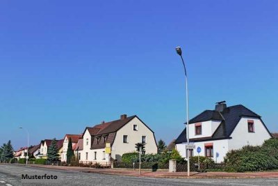 Baugrundstück mit 2-Familienhaus - provisionsfrei