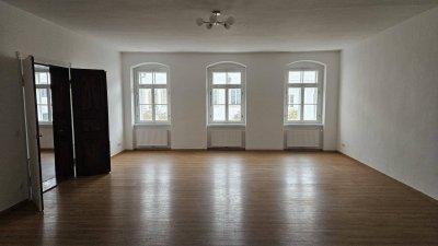 schöne 102 m² Altbauwohnung mit Einbauküche in gepflegtem Zustand zu vermieten