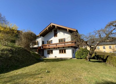 Mehrfamilienhaus mit vier Wohneinheiten, großem Grundstück, guter Rendite und zusätzlichem Baurecht!