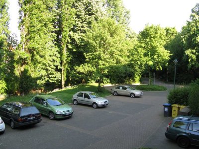 Hübsche 2 Zimmer Wohnung in grüner Lage und beste Anbindung an Bus und Bahn.