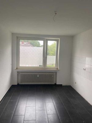 Wir renovieren für Sie! gut geschnittene 2 Zimmerwohnung mit Wannenbad und grossem Balkon