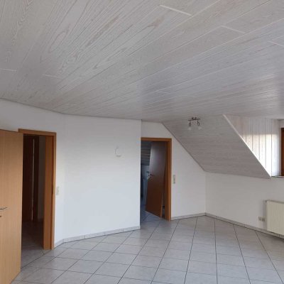 Helle, moderne 3-Zimmer-Wohnung im DG zu vermieten