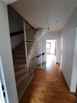 Freundliche 4-Zimmer-Wohnung mit Balkon und Einbauküche in Erding