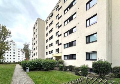 Marienfelde: 52 m² freie ruhige 2 Zimmer im 2. OG mit Aufzug und Balkon!