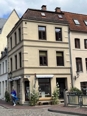 Einmalig gelegen: Wohn- und Geschäftshaus in der Wismarer Altstadt, ggf. mit Existenz