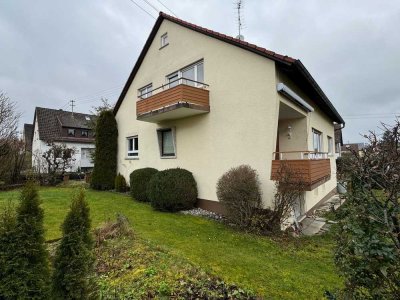 Freistehendes Zweifamilienhaus mit schönem Garten und 3 Garagen!