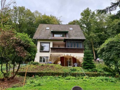 Mitten im Wald: Alleinstehendes Haus mit riesigem Grundstück