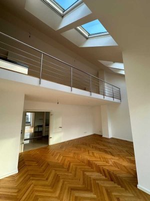 Exklusives Penthouse-Maisonette mit Galerie und Aufzug direkt in die Wohnung – Im Herzen von Köln