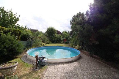 Erstbezug nach Sanierung: Haus mit Pool und Garten