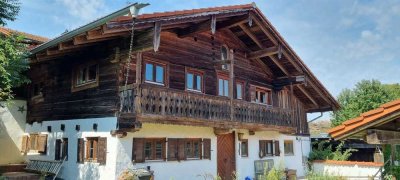 „STATTLICH WOHNEN IM HOLZHAUS-CHARME“
DHH MIT GÄSTEHAUS UND CARPORT IN 94428 EICHENDORF