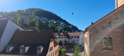 Erstvermietung von kernsanierter Wohneinheit mit Aufzug und 3 Balkonen