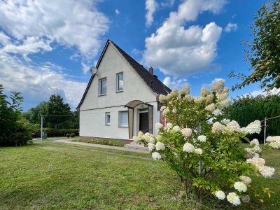 Charmante Doppelhaushälfte mit  Seeblick und Sanierungspotenzial in Rechlin