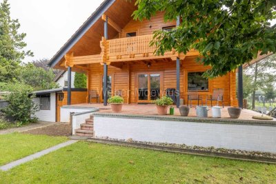 Freistehend + topgepflegt: Blockbohlenhaus mit Einliegerwohnung, Balkon, Terrasse und Garten