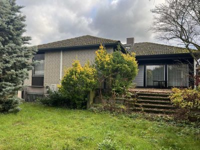 Nutzen Sie diese Chance: freistehender, gepflegter Bungalow mit uneinsehbarem Garten in bester Lage!