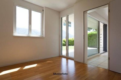 Einfamilienhaus mit unterkellerter Terrasse und Carport