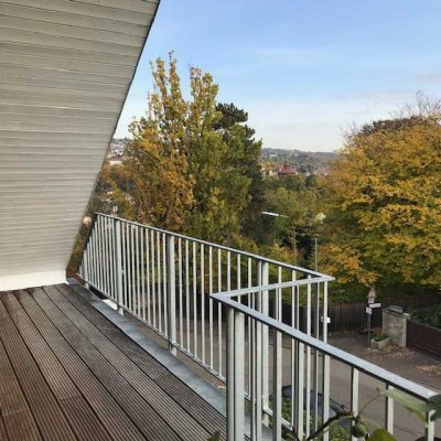 Geschmackvolle Dachgeschosswohnung mit zwei Zimmern sowie Balkon und EBK in Esslingen am Neckar