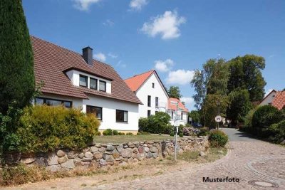 Einfamilienhaus mit Terrasse und Garage