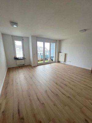 Schöne 3-Zi. Wohnung mit EBK und zwei Balkonen