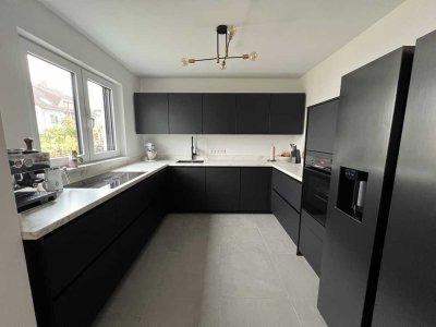 Moderne 3-Zimmer-Maisonette-Wohnung mit gehobener Innenausstattung und luxuriöser EBK sowie Garten