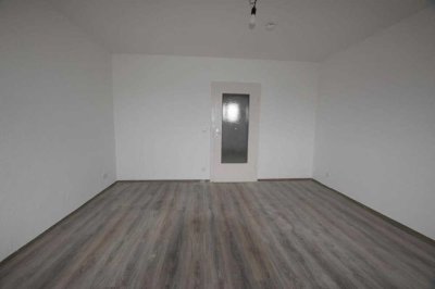 +++ Wohnungsrenovierung läuft! Schöne 3-Raum-Wohnung mit Tageslichtbad und Balkon +++