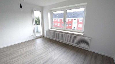 Frisch renovierte 2 - Zimmer-Wohnung in Schortens | Balkon | Badewanne I Keller I