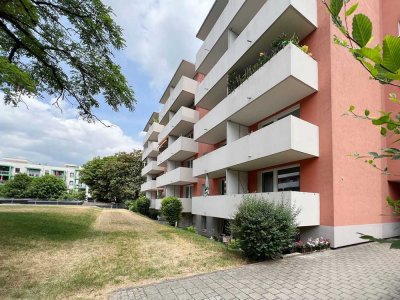 sanierte helle 2-Zimmer-Wohnung mit 2 Balkonen, bezugsfrei.
PKW-TG-Stellplatz optional