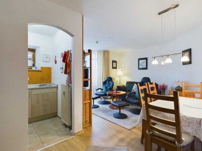 KENSINGTON – RESERVIERT – Vollmöblierte 2-Zimmer-Wohnung mit Golfplatzlage und zeitloser Eleganz!