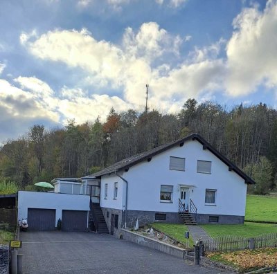 Zweifamilienhaus mit Einliegerwohnung, 2 Garagen und Garten  in Lissendorf