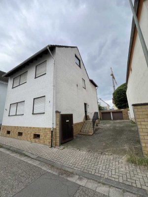 Großes 2 Familienhaus von Privat, mit Kellerwohnung, 2 Garagen und Hof für 3-5 Stellplätze