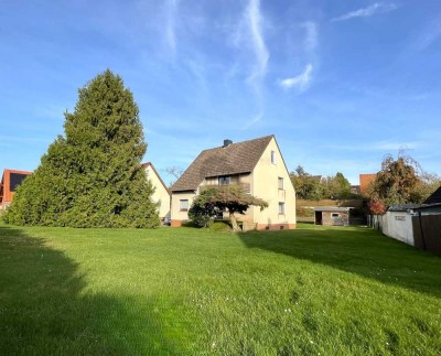 ZWEIFAMILIENHAUS MIT POTENZIAL IN BESTER LAGE VON GIESEN/AHRBERGEN