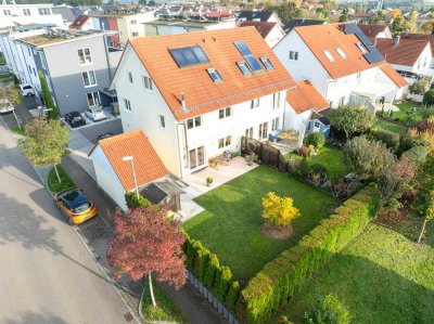 Neuwertige Doppelhaushälfte in super Lage, top Energiewert – Familientraum mit Garten!