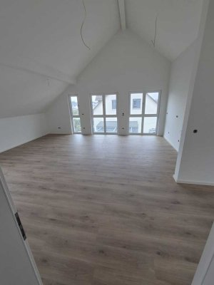 Stilvolle 4,5-Zimmer-Dachgeschosswohnung mit gehobener Innenausstattung und Balkon in Kürnach