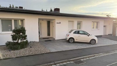 **Exklusives EFH in Waldbüttelbrunn - 375 m2 mit Innenpool großzügiger Einliegerwohnung und Garten**