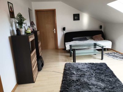 Schöne 2-Zimmer Dachgeschosswohnung mit EBK in Walpertskirchen