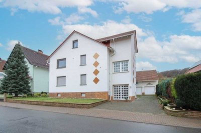 Zweifamilienhaus in idyllischer Lage mit großem Garten zum Entspannen und Doppelgarage