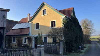 Liebevoll renoviertes Bauernhaus mit Unterstand und 2 Scheunen