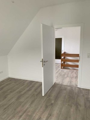 Sanierte 85 m² DG-Wohnung mit 2 SZ, Wohn-/Essz., Einbauküche, Bad und Balkon in Bünde