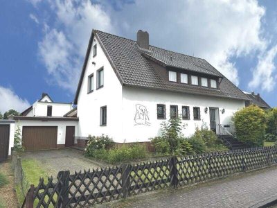 2-FAMILIENHAUS mit Anbau, Dachterrasse, großer überdachter Terrasse und Garage