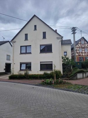 Zur vermieten steht ein freihstehendes Einfamilienhaus. Das Haus wurde 2021-2022 kernsaniert.