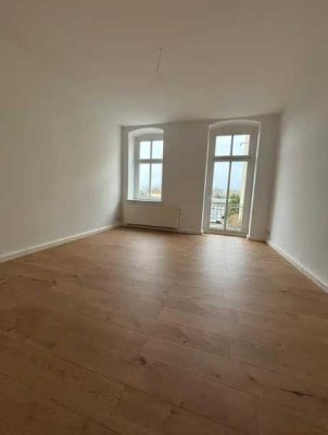 frisch renovierte, zentral gelegene &großzügig geschnittene 3-Raumwohnung mit Balkon und Einbauküche