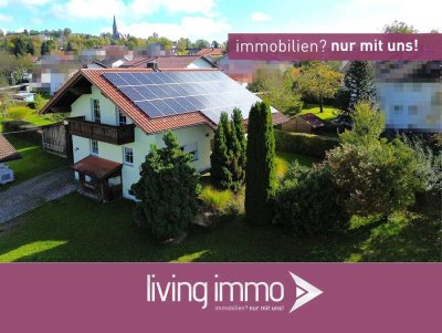 Geräumiges Einfamilienhaus mit PV-Anlage und tollem Garten in guter Wohnlage in Tittling