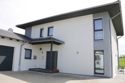 Modernes, hochwertiges  Einfamilienhaus mit großer Doppelgarage in Randlage