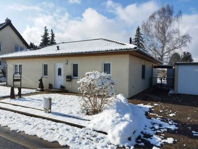 Attraktives Bungalow-Einfamilienhaus mit Kamin, Grundstück und Doppelgarage in grüner Stadtrandlage