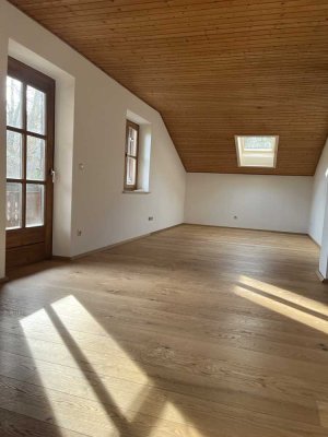 Ansprechende 3-Zimmer-Dachgeschosswohnung mit Einbauküche in Raubling/ Außenbereich