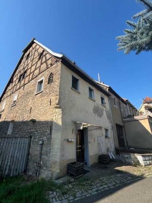 Attraktives Reihenendhaus (Altbau) mit viel Potential im Dachraum im Herzen Dettelbachs