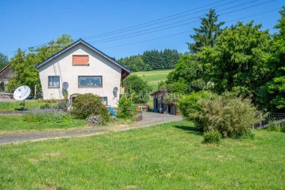 Freistehendes, ausbaufähiges Bauernhaus mit 3 Wohneinheiten + Nebengebäude (Stallungen, Scheune)