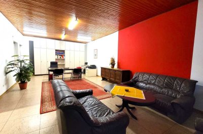 Wohn- und Geschäftshaus mit einer 3 Zimmer Wohnung, Büroetage und Garage!