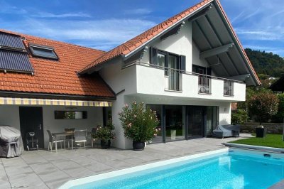 Modernisiertes Haus in Top-Zustand mit Seesicht, Pool, stilvoll gestaltetem Garten und Wellness-Sauna im Badezimmer