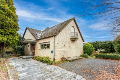 **Traumhaftes Architektenhaus, freistehend mit Pool-Sauna-Solaranlage in ruhiger Lage**